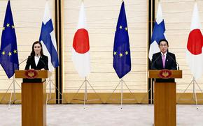 Prime Minister Fumio Kishida, right, and Finnish Prime Minister Sanna Marin attend a news conference in Tokyo on Wednesday.