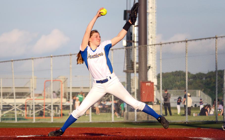 Zaylee Gubler pitches.