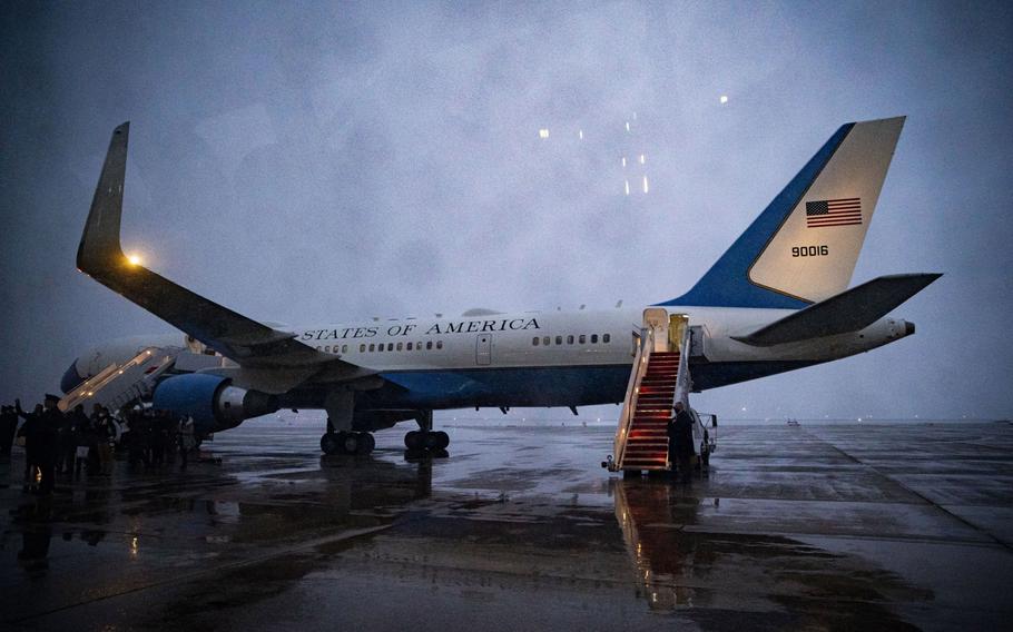 Air Force One following U.S. President Joe Biden’s arrival at Joint Base Andrews, Md., on Jan. 28, 2022. 