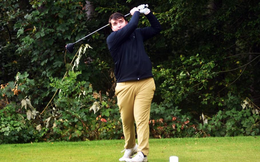 Le senor de Lakenheath Wesley Meinhart frappe la balle au 14e trou lors des championnats de golf DODEA-Europe qui se sont tenus au terrain de golf Rheinblick à Wiesbaden, en Allemagne, le mercredi 6 octobre 2021