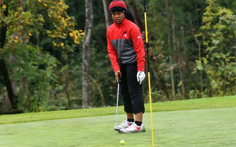 Asia Andrews, une étudiante de première année au lycée Kaiserslautern, tente de couler un putt lors des championnats de golf DODEA-Europe au parcours de golf Rheinblick à Wiesbaden, en Allemagne, le mercredi 6 octobre 2021.