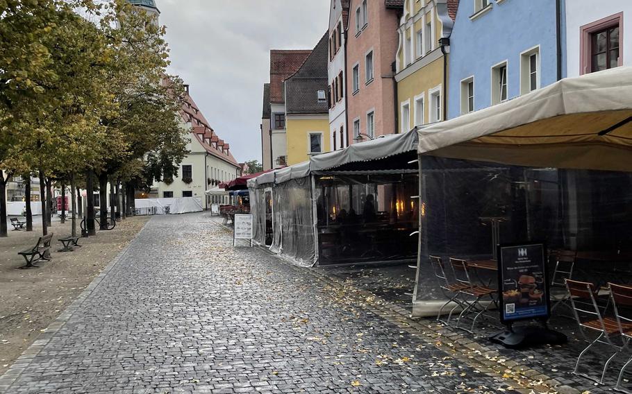 The Pallas restaurant features a blue and yellow historic townhouse exterior with outside seating along a cobblestone street in the heart of Weiden, Germany. The Greek menu features traditional Mediterranean dishes in the heart of Bavaria.