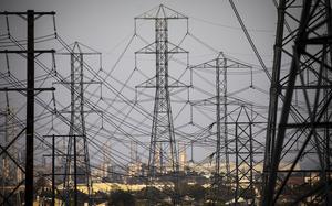 California’s electrical grid operator warned that a coming heat wave is likely to lead to Flex Alerts and other emergency measures. Above, power lines in Redondo Beach. (Jay L. Clendenin/Los Angeles Times/TNS)