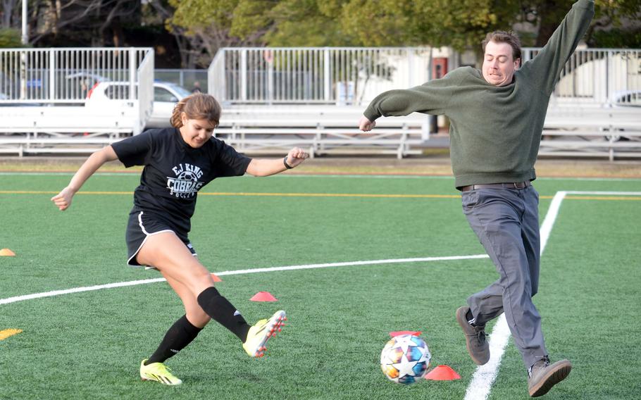 E.J. King’s Madelynn Hays tries to shoot past new coach Jesse Dare.