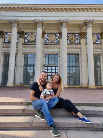 Liza as a toddler with her mother, Iryna, and father, Artem. 