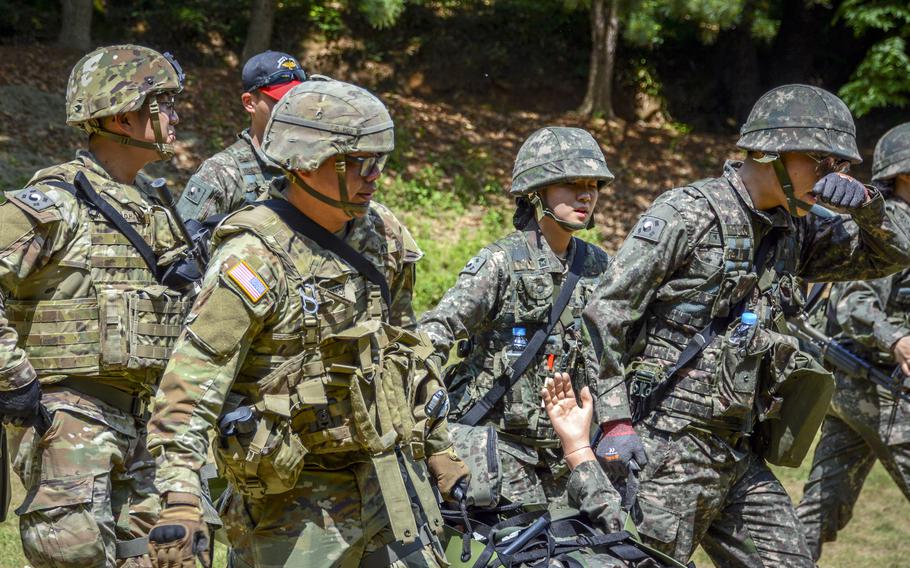 미국과 한국의 의사들이 2024년 5월 29일 대전의 한국군 기지인 준태에서 화학, 생물학, 방사능 및 핵 공격 피해자를 치료하는 능력을 테스트하고 있습니다.