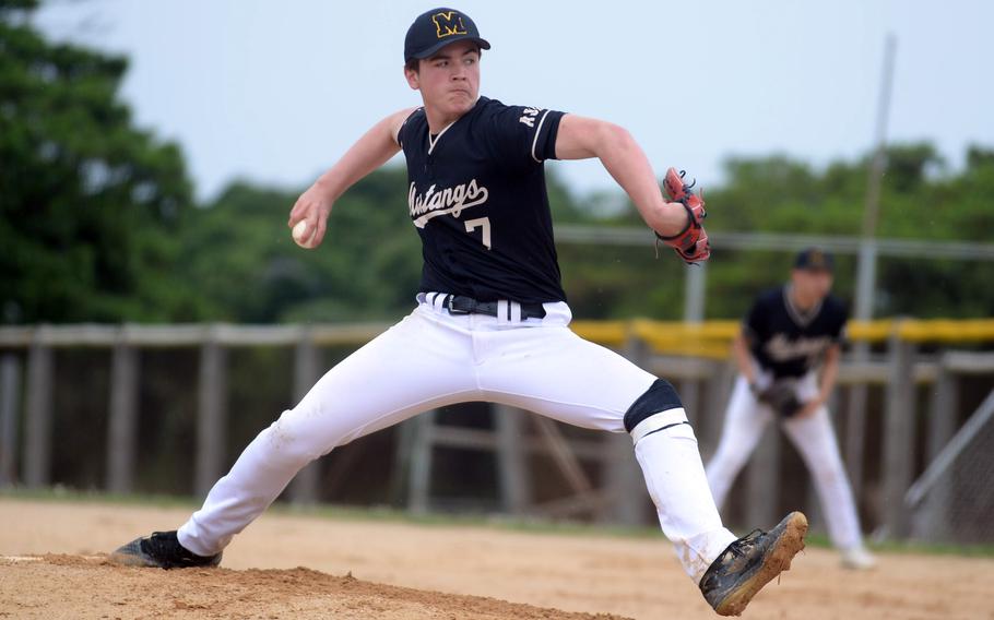 Leo Linsley pitches.