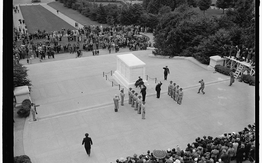 A White House military aide places President Franklin D. Roosevelt’s wreath at the Tomb of the Unknown Soldier on Memorial Day, May 30, 1940.