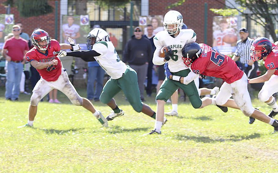 Aviano's Chandler Clark probeert het op te nemen tegen Napoli's Wildcat Andrew Ward tijdens de voetbalwedstrijd van zaterdag in Aviano.  De Wildcats wonnen de wedstrijd beslissend, 40-0.