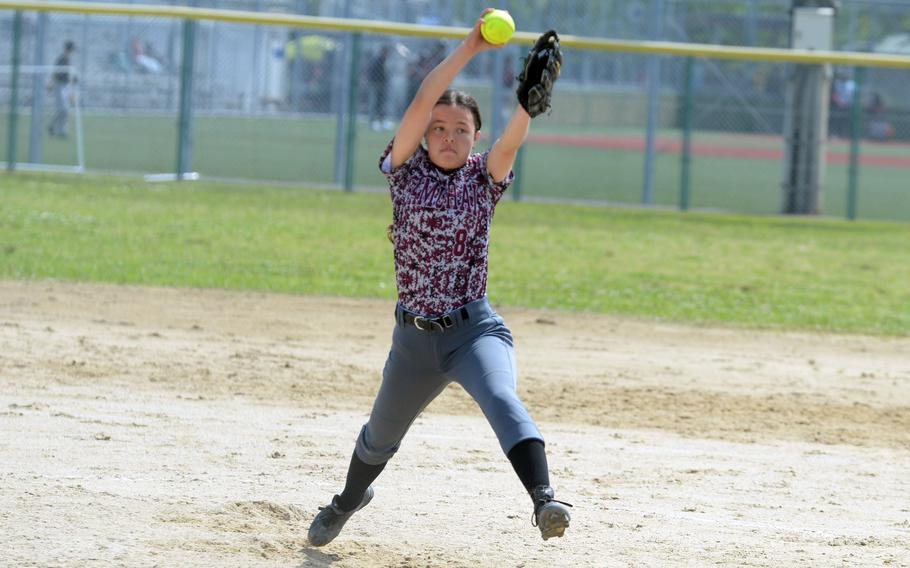 Miah Apperson pitches.