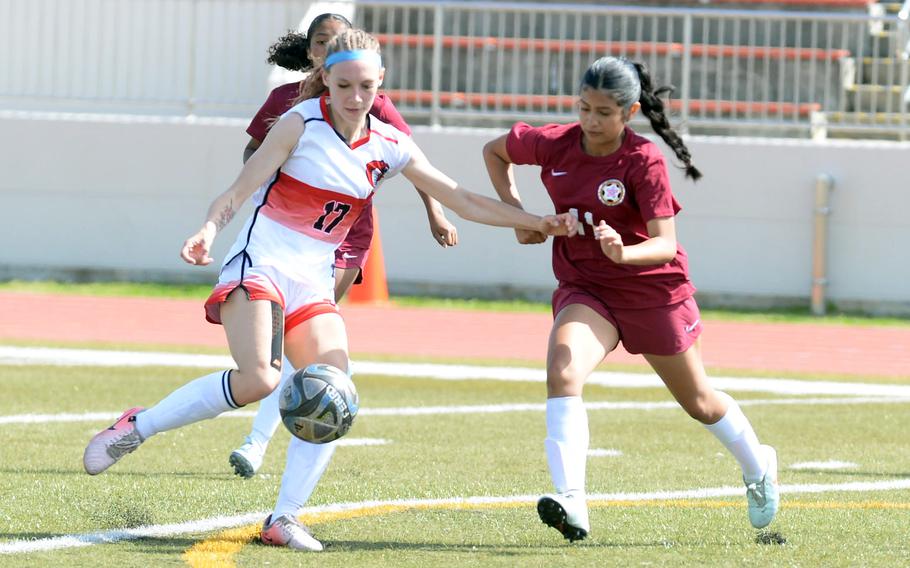 Kinsey Bottorff and Catalina Feliz play the ball.