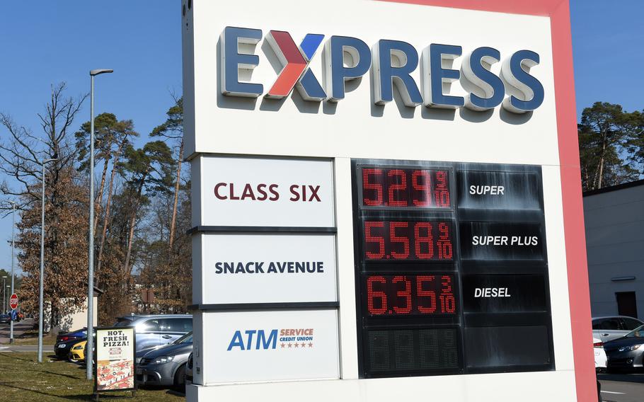 Am Freitag, den 11. März 2022, stieg der Gaspreis an US-Militärbasen in Deutschland auf über 1 US-Dollar pro Gallone. Diesel war mehr als $ 6 pro Gallone. Der Army and Air Force Exchange Service gab am Freitag bekannt, dass sich die Tagespreise aufgrund der Volatilität auf dem globalen Energiemarkt nach Russlands neuer Invasion in der Ukraine häufig statt wöchentlich ändern könnten.