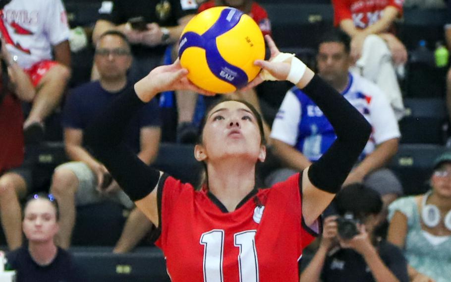 Phoebe Shoda sets the ball.