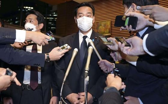 Japans Economy Minister Daishiro Yamagiwa Is Surrounded By Reporters 