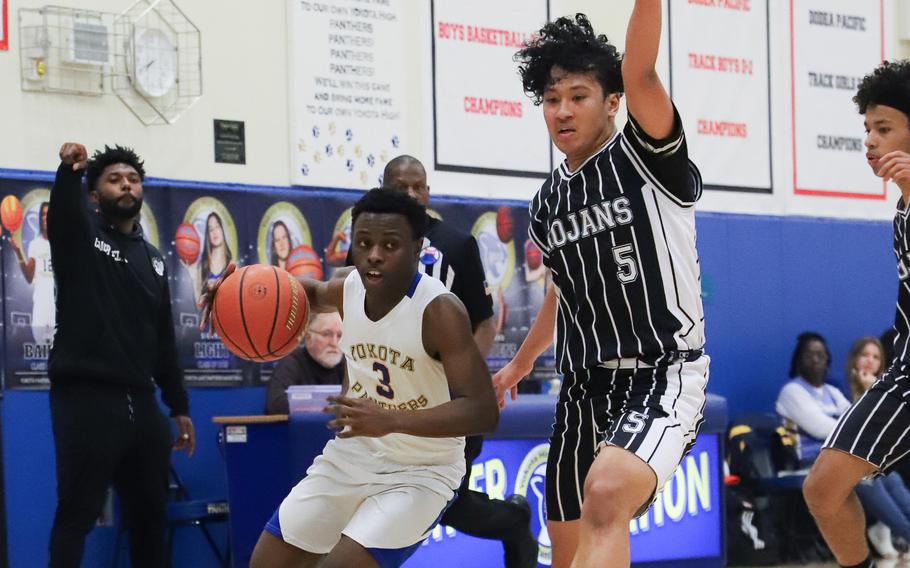 Kysiem Banks drives.