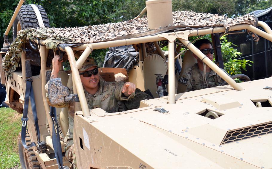 Spc.  Matthew Morales dan Sersan.  Infanteri John Shifflett dari Tim Tempur Brigade ke-3 Angkatan Darat AS mengendarai kendaraan taktis Tagore, Jumat, 12 Agustus 2022, di Area Pelatihan Baturaja, Indonesia. 
