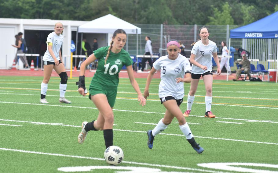 Emerson Shorey dribbles quickly.