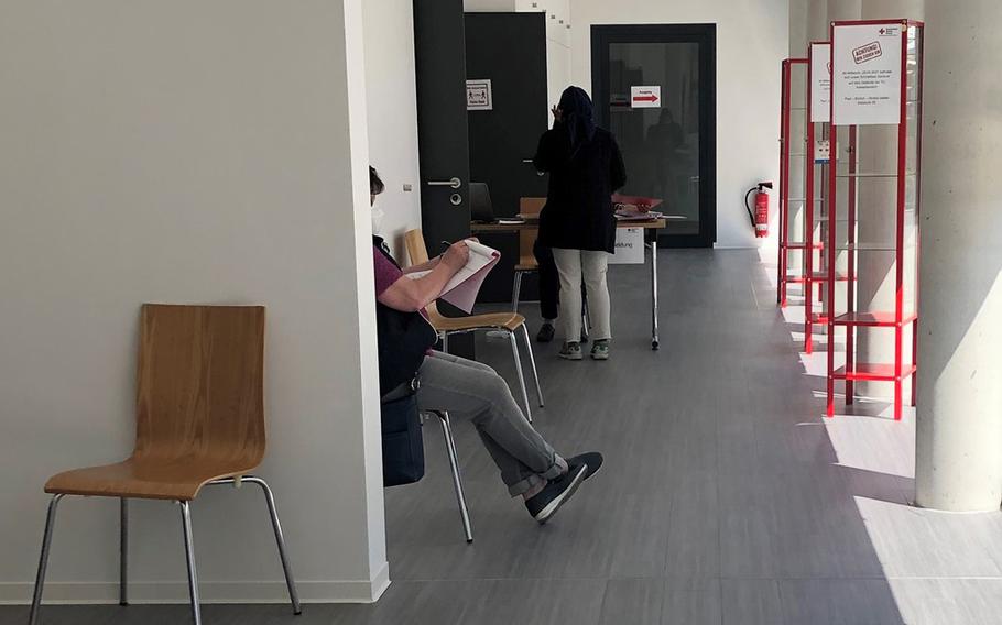 Eine Frau füllt ein Formular aus, als eine andere am 26.04.2021 beim Deutschen Roten Kreuz in Kaiserslautern für einen Coronavirus-Test eincheckt. 