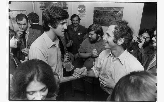 Antiwar activist John F. Kerry, who later served as a U.S. senator and secretary of state, shakes hands with Mr. Ellsberg at a Washington meeting in 1971. MUST CREDIT: The Washington Post
