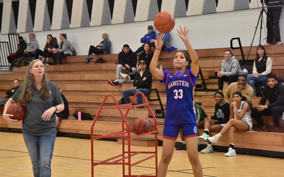 Alydia McNeil di Ramstein ha avuto una giornata intensa, partecipando alla gara di tiro da tre punti, alla gara di schiacciate, alla gara di abilità e al DODEA-Europe Girls All-Star Basketball Game a Vicenza, Italia, sabato 24 febbraio 2024.