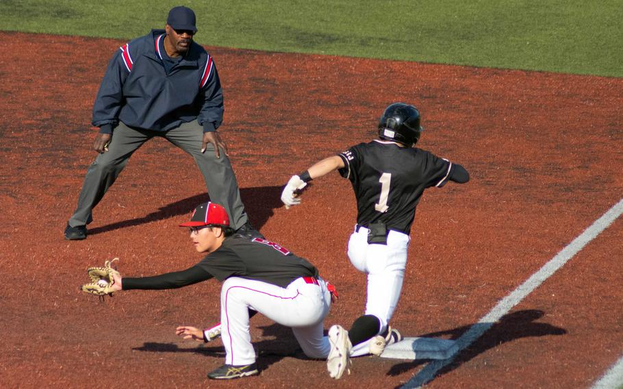 Kento Yan is out on a close play at first.