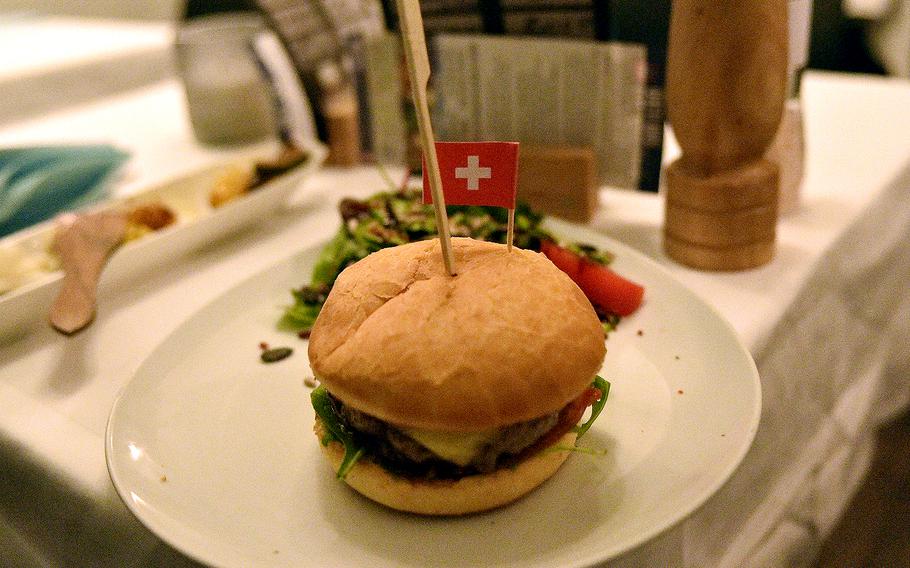 The Teufelsburger at Wallis 46 normally includes a red bun with the crest for the 1.FC Kaiserslautern soccer team branded on it. This version has a regular bun, however.