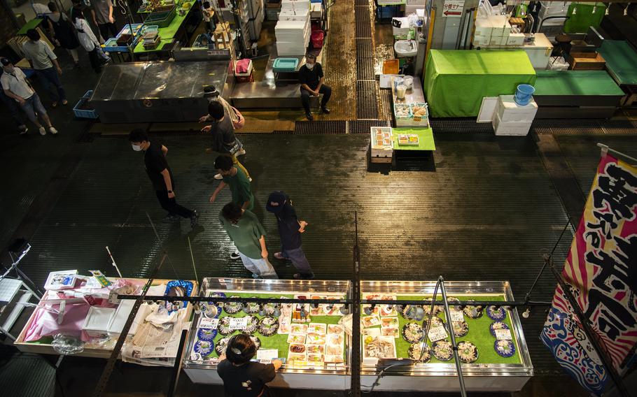 Finding a Karato Market stand that sells fugu is not difficult;  many will have a decorative sign of the puffer fish displayed with platters of sliced ​​fugu sushi ready to serve. 
