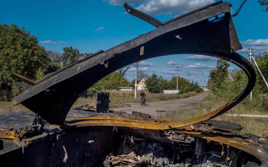 A destroyed Russian tank in Pisky Radkivsky, Ukraine, on Oct. 6. 