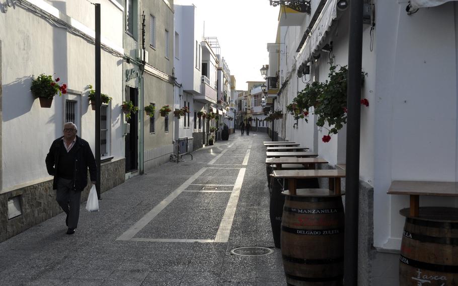 Los comandantes de la Base Naval de EE. UU. En Rota, España, están trabajando con el gobierno local para que los miembros del servicio sean elegibles para la certificación COVID-19 de la UE.