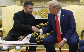 President Donald Trump meet with Ukraine's President Volodymyr Zelenskyy in the Oval Office at the White House, Monday, Aug. 18, 2025, in Washington. (AP Photo/Julia Demaree Nikhinson)