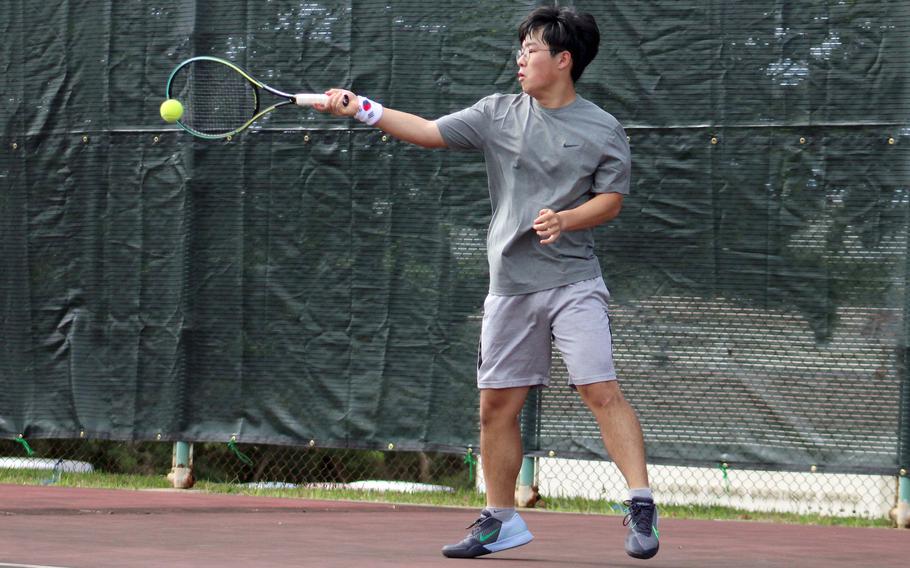 Humphreys' Elliot Lee won three times Tuesday to reach the Far East tennis tournament boys singles semifinals.