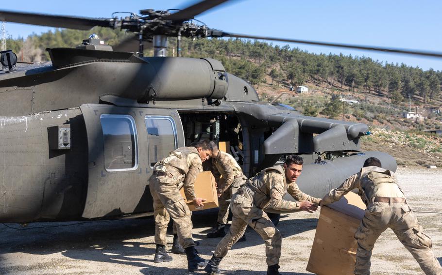 1. Zırhlı Tümen Savaş Havacılığı Tugayına atanan bir ABD Ordusu UH-60M Black Hawk, 21 Şubat 2023'te Türkiye'nin Hazza kentindeki Türk yardım görevlilerine yardım malzemeleri teslim ediyor.