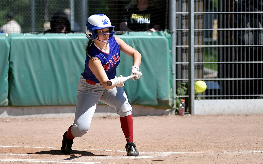 Emma Inthavixay bunts.