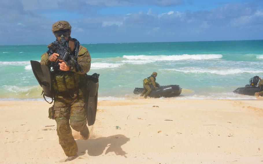 Soldiers with the Australian Army’s 2nd Battalion, Royal Australian Regiment conduct an assault over the beach at Bellows Air Force Base, Hawaii, July 18, 2022, during helocasting training.