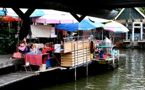 A floating market on one of Bangkok's canals.