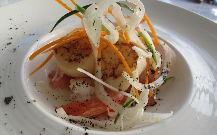 The scallops and Catalan-style prawns are part of the à la carte menu at Hotel Catullo and cost 17 euros.  The course menu for hotel guests at 25 euros is the best deal.
