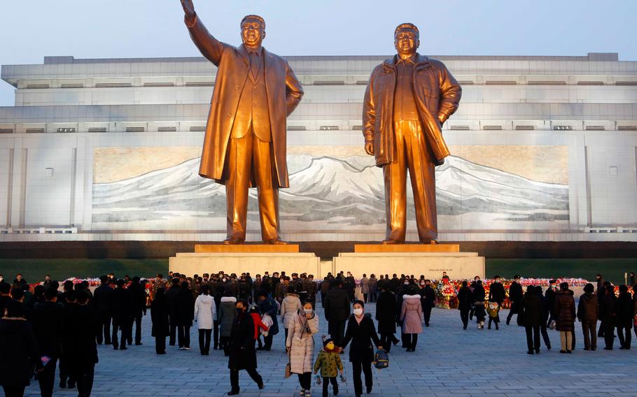 시민들이 2021년 12월 16일 목요일 북한 평양 만수고지에서 고 김일성(왼쪽)과 김정일의 동상을 참배하고 있다.