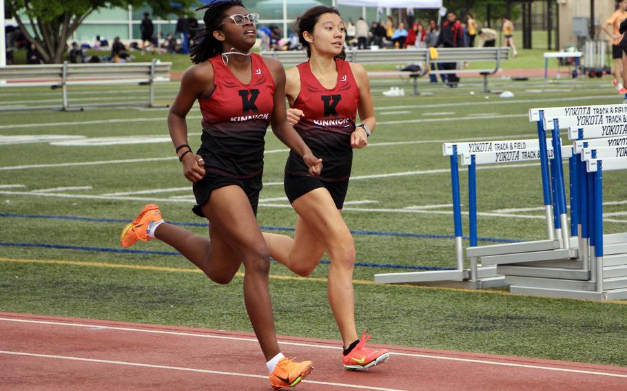 Justice Owens and Mia Bartram run in the 800.