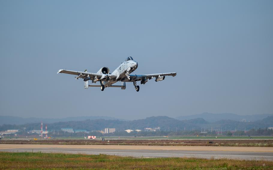 A-10C Thunderbolt II가 2023년 10월 30일 대한민국 오산 공군기지의 대체 착륙장에서 이륙합니다.