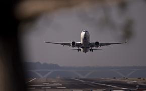 An Alaska Airlines Inc. plane departs Reagan National Airport in Arlington, Va., on April 6, 2020. MUST CREDIT: Bloomberg photo by Andrew Harrer.