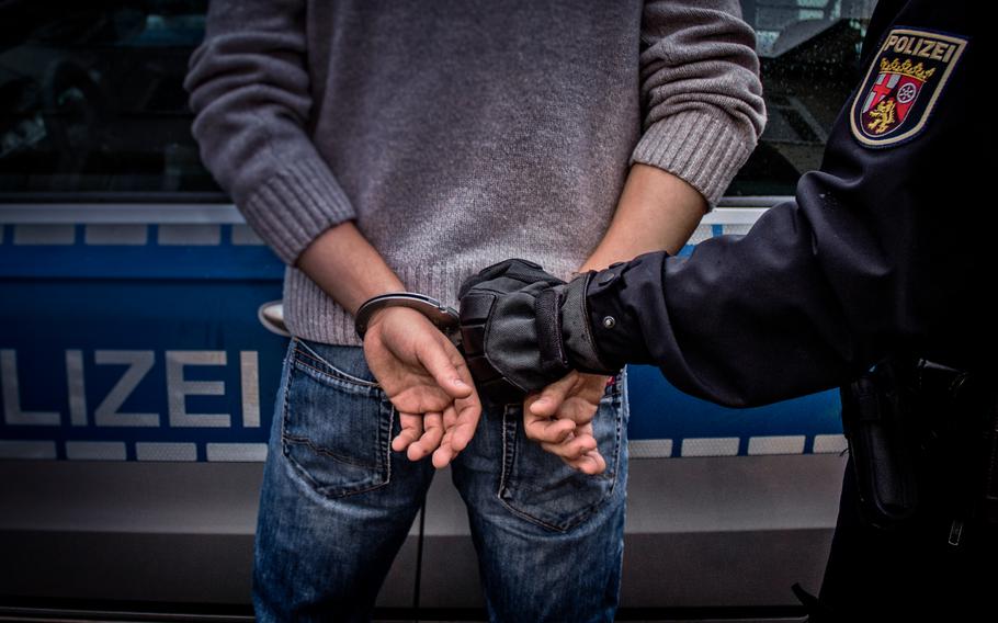 Westpfaly police arrested an American man, 23, early Saturday morning in Kaiserslautern’s Old Town after a physical altercation outside a hookah bar.