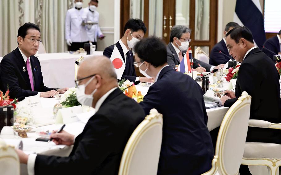 Prime Minister Fumio Kishida, left, and Thai Prime Minister Prayut Chan-o-cha, right, during their summit at the Thai prime minister's office in Bangkok on Monday.