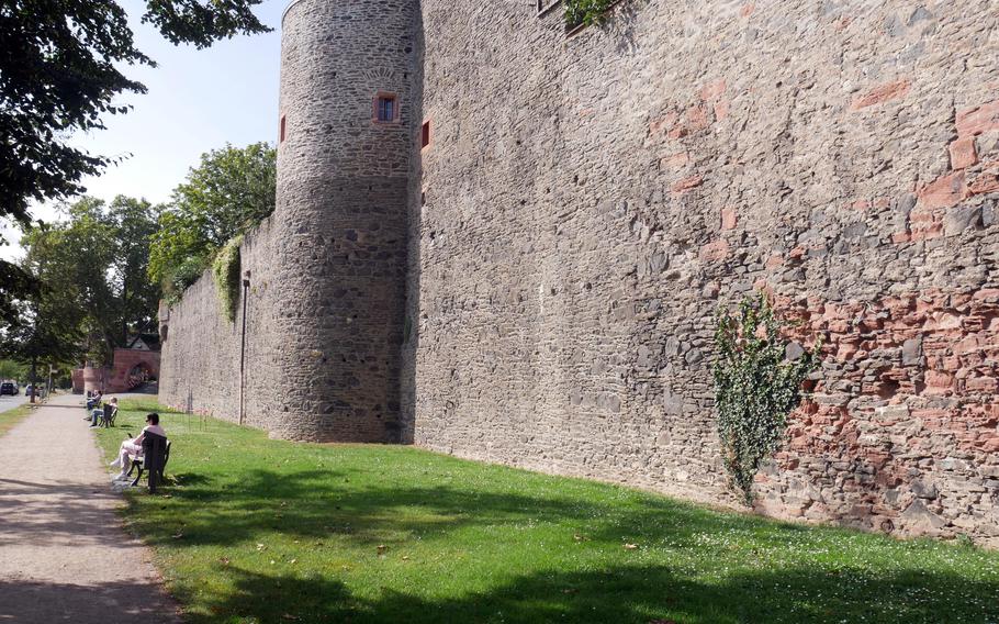 A section of Hoechst’s medieval defensive wall still stands along the bank of the Main River. This section of Frankfurt has a picturesque old town center that’s worth a visit, especially on market days.