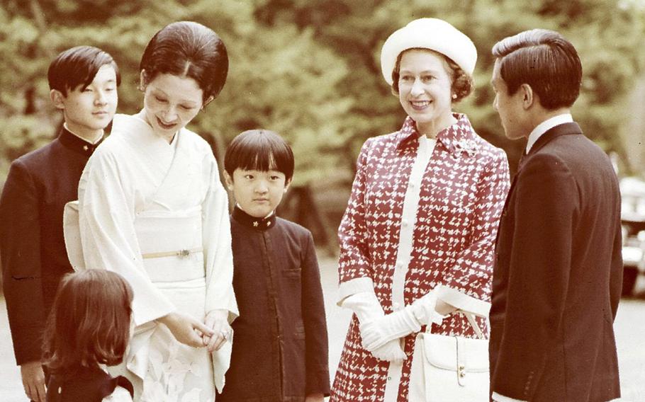 Queen Elizabeth II, during her visit to Japan in May 1975, meets with the Emperor Emeritus, the Empress Emerita and their three children: the current Emperor, Crown Prince Akishino and Sayako Kuroda. 