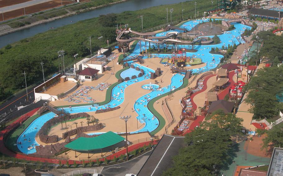 Great Adventure of Adventure Lagoon at Tokyo Summerland, is a 710-yard long pool, including water-splashing spots, water slides and more. 