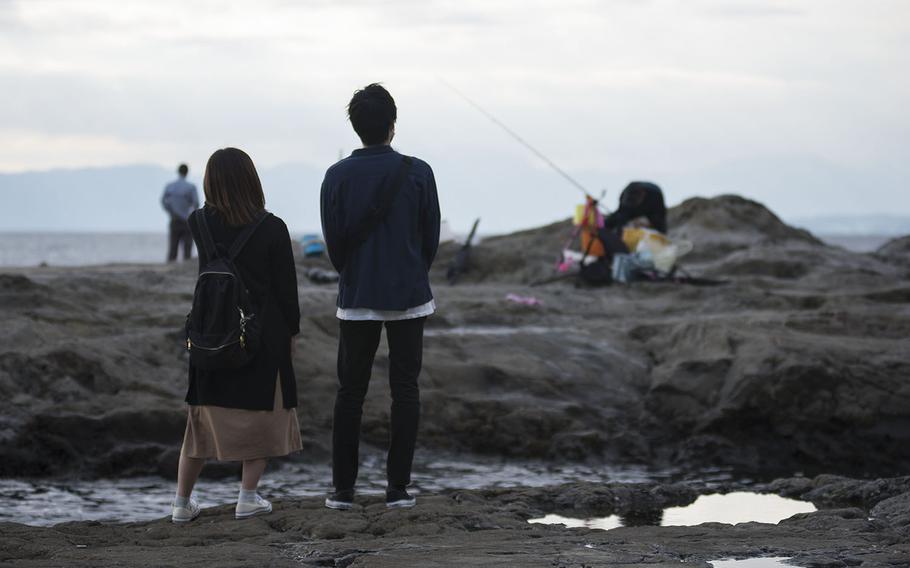 On Enoshima's southwest side is Chigogafuchi, a marine plateau famous for rock fishing and views of the sun setting behind Mount Fuji. During low tide, visitors can find fish and crabs under the rocks. 