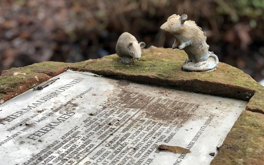 A mouse statue at the entrance to Siegelbach Park in Kaiserslautern, Germany. Siegelbach's people have been nicknamed ''party mice'' since the 19th century.