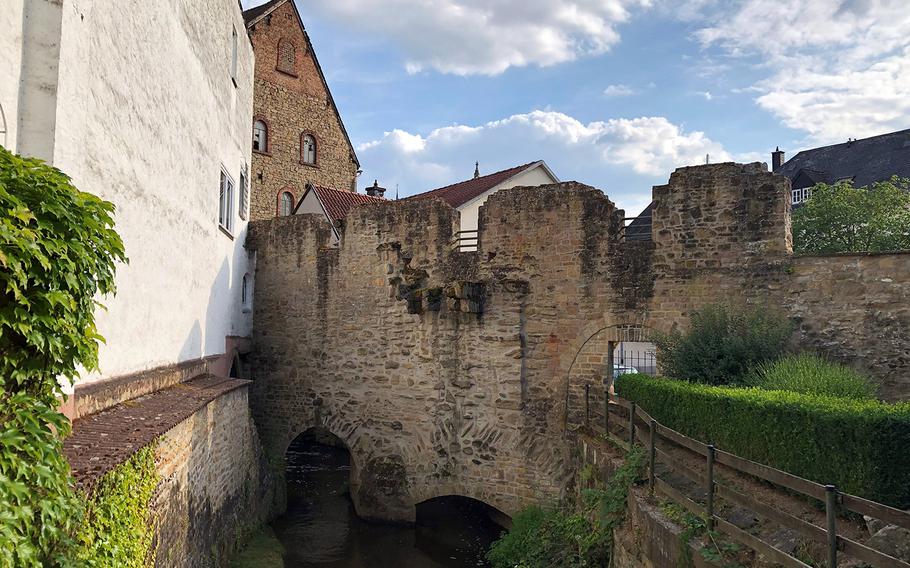 Parts of Meisenheim's city walls and defense towers, first erected when the city gained its charter in 1315, now run between apartments and other buildings.
