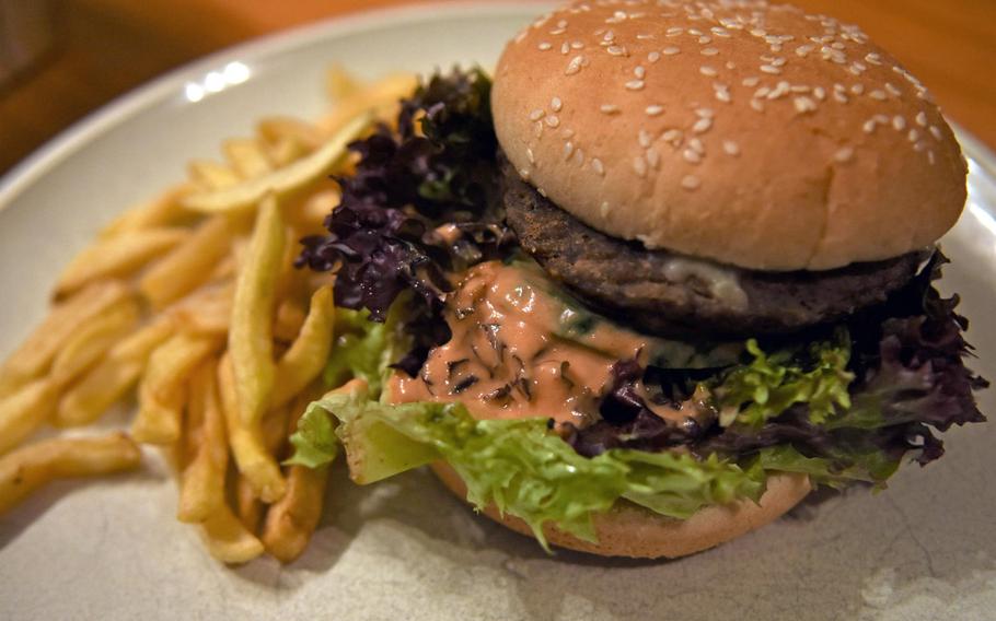 Zum Kaaser, a restaurant and inn in Erzenhausen, Germany, offers a variety of hamburgers, including a standard cheeseburger that makes for a tasty takeout meal. French fries must be ordered separately.

