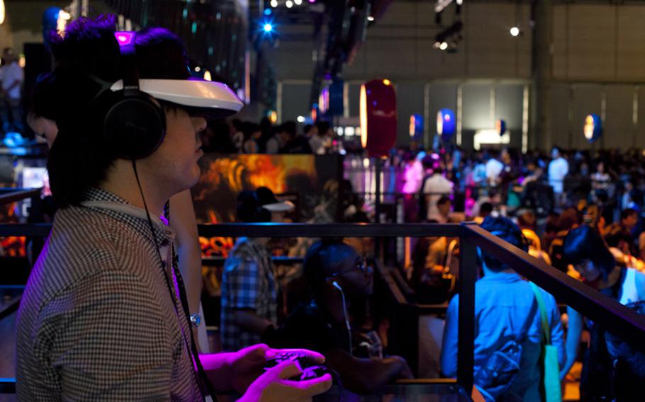 A video game enthusiast tries out Sony&#39;s HMZ-T2 Personal 3D viewer at the 2012 Tokyo Game Show.